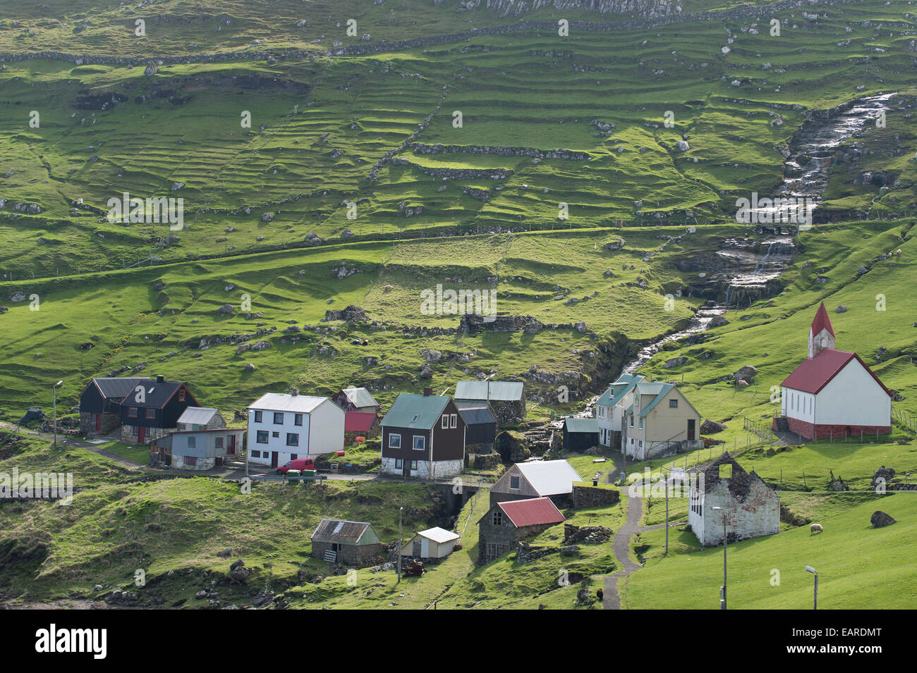 Los pastos y Creek, pueblo amenazado por la despoblación, Hattarvík, Fugloy, Norðoyar, Islas Feroe, Dinamarca Foto de stock