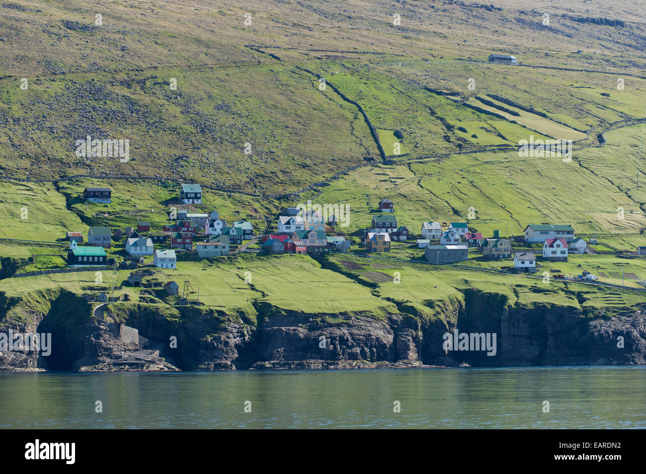 Acantilados, praderas, pueblo amenazado por la despoblación, Kirkja, Fugloy, Norðoyar, Islas Feroe, Dinamarca Foto de stock