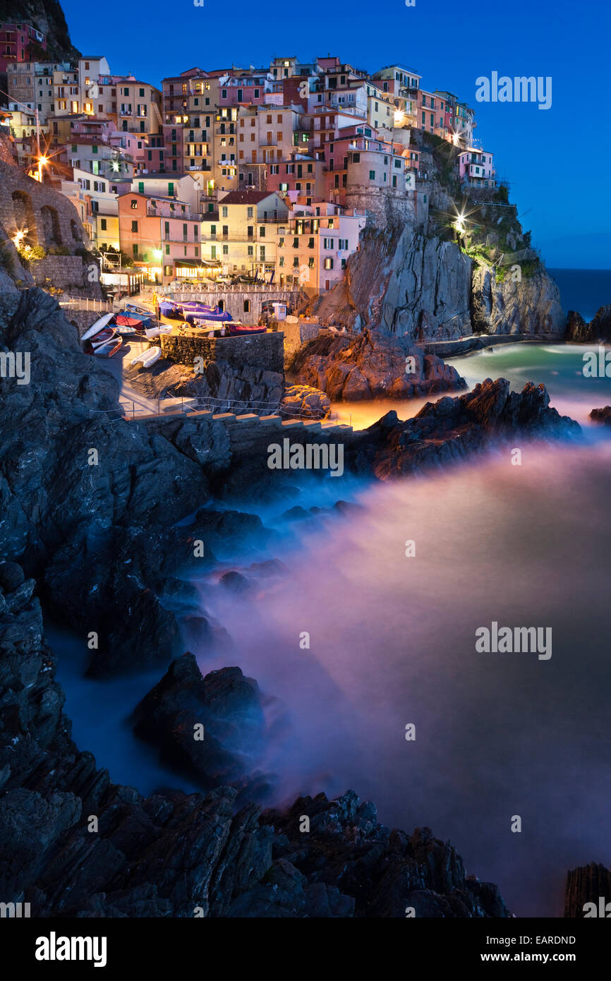 Manarola aldea en la noche con el mar surf, Manarola, Cinque Terre, Liguria, Italia Foto de stock