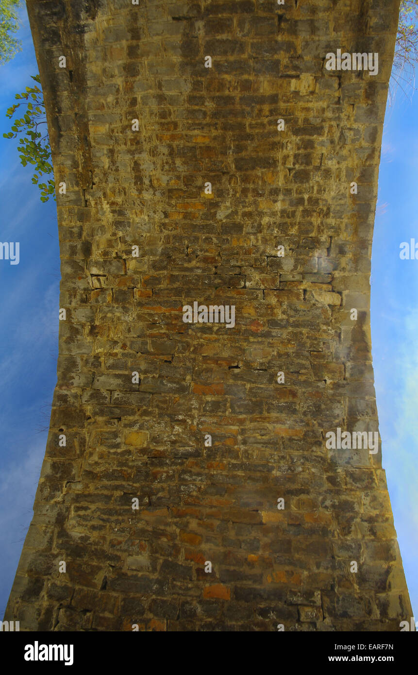 Puente de Piedra de la pared de piedras labradas. Foto de stock