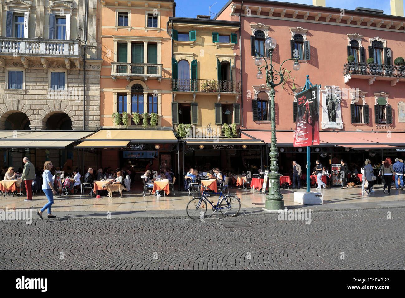 Los comensales en restaurantes de pavimento en la Piazza Bra, Verona, Italia, Véneto. Foto de stock