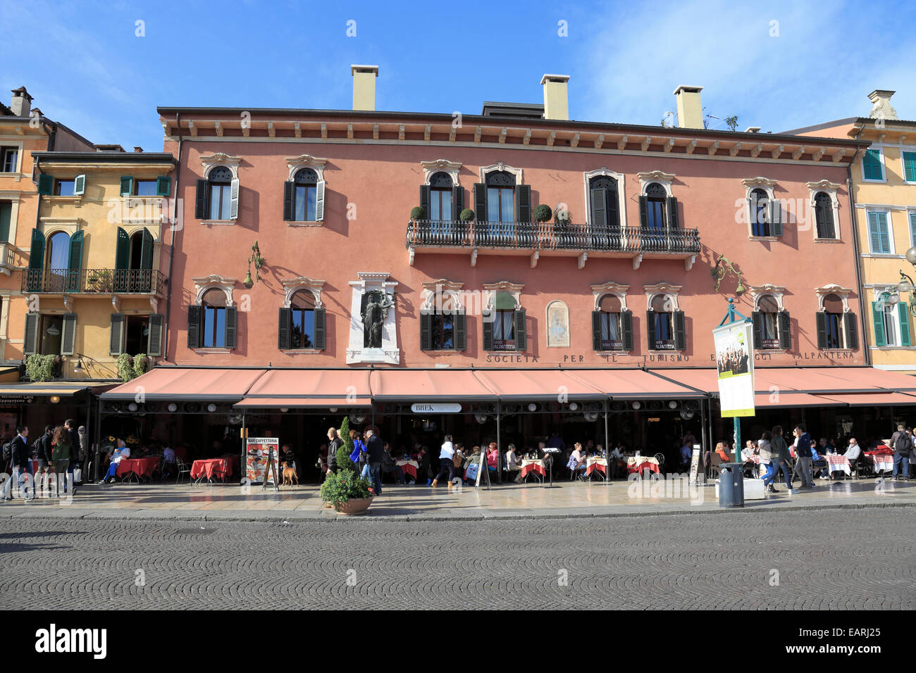 Los comensales en restaurantes de pavimento en la Piazza Bra, Verona, Italia, Véneto. Foto de stock