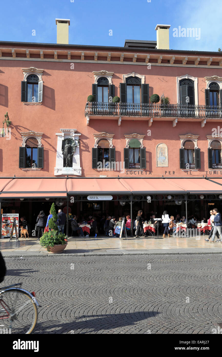 Los comensales en restaurantes de pavimento en la Piazza Bra, Verona, Italia, Véneto. Foto de stock