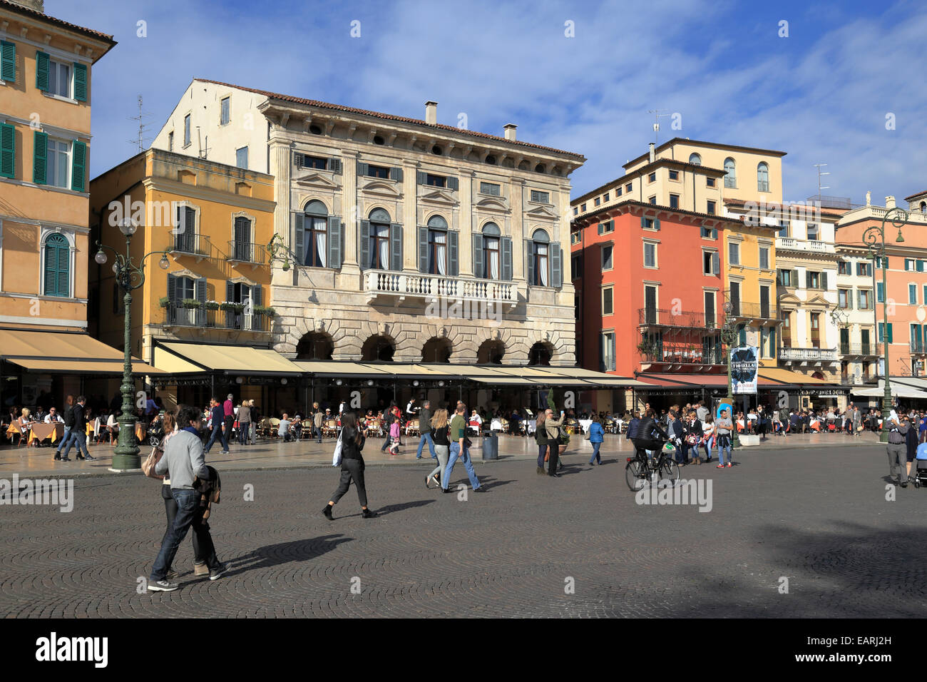 Los turistas en la Piazza Bra, Verona, Italia, Véneto. Foto de stock