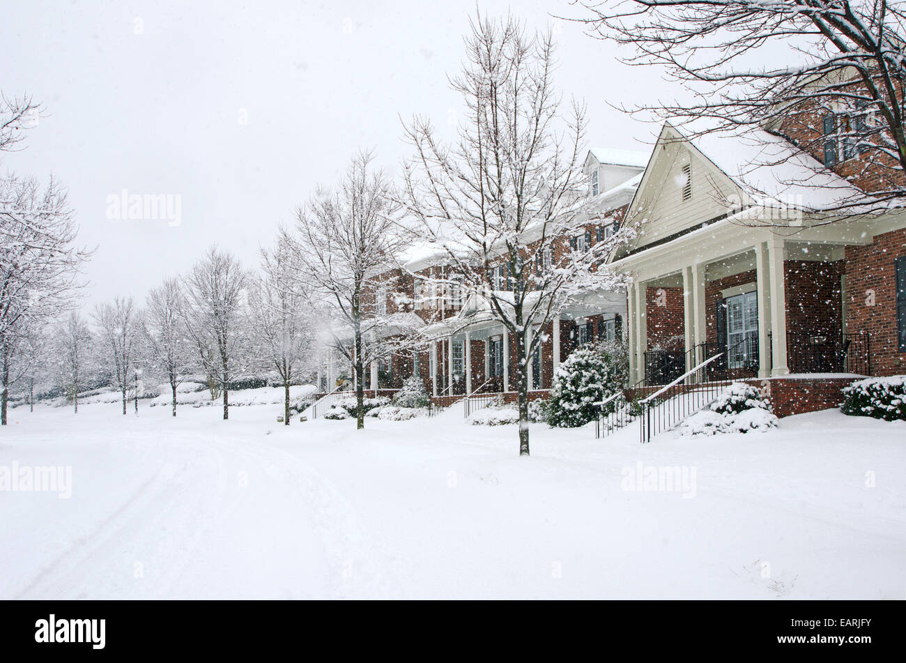 Tradicionales, casas de ladrillo son capturados durante una tormenta de nieve en esta hermosa escena de invierno. Foto de stock