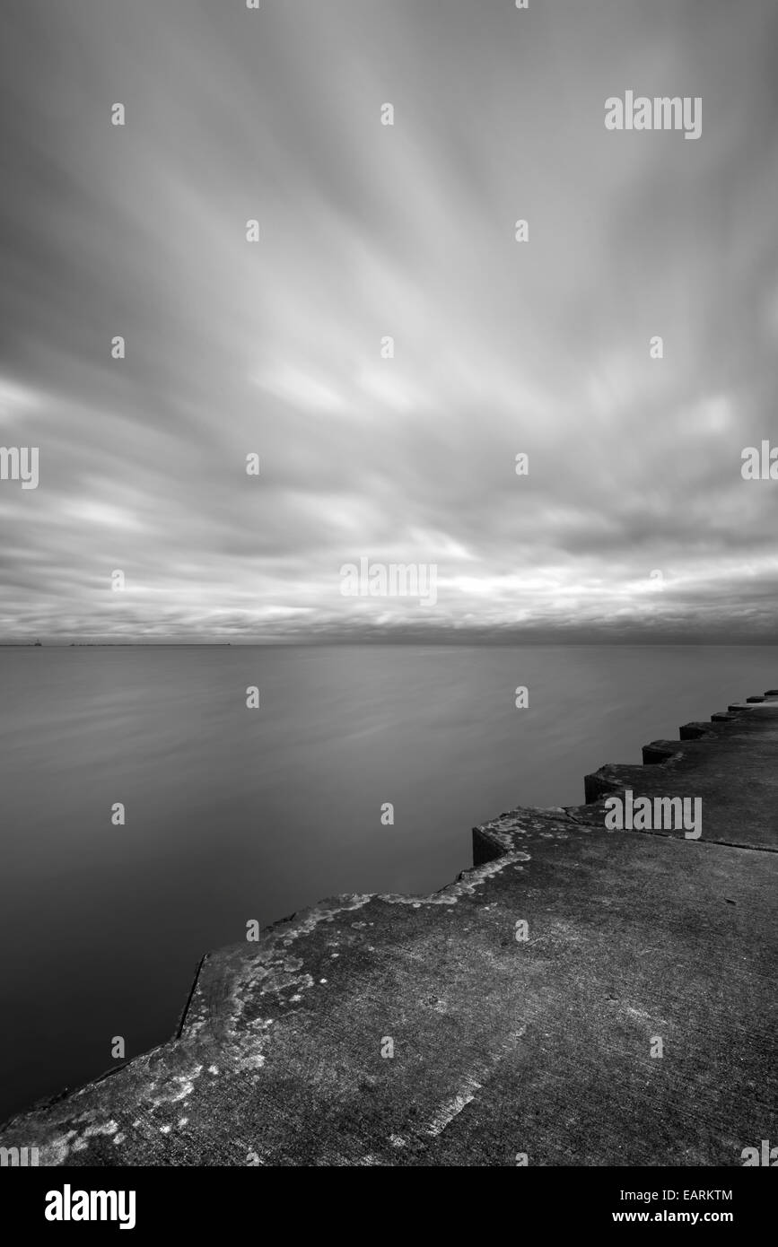 Lago con nubes borrosas & Pier Foto de stock