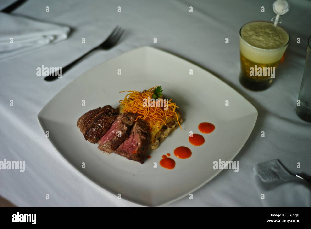 Gourmet de la cocina colombiana, incluida la carne de res asada con vegetales lasaña Foto de stock