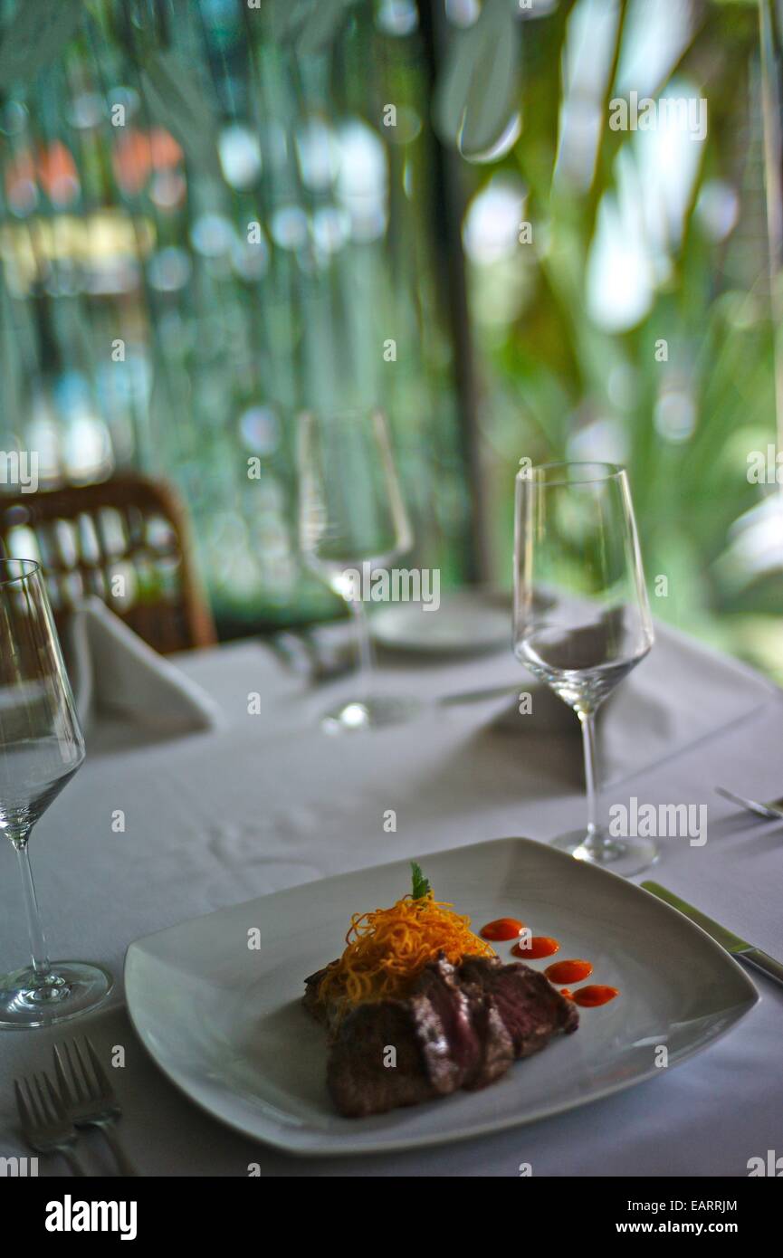 Gourmet de la cocina colombiana, incluida la carne de res asada con vegetales lasaña Foto de stock