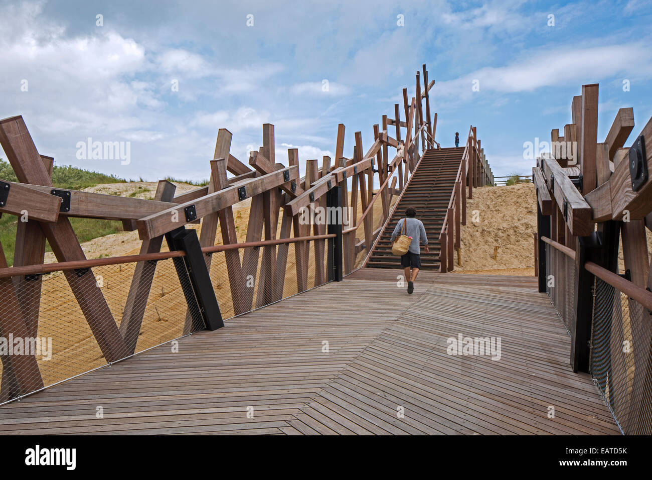 La pasarela de madera Het Wrakhout en Westende, Flandes Occidental, Bélgica Foto de stock