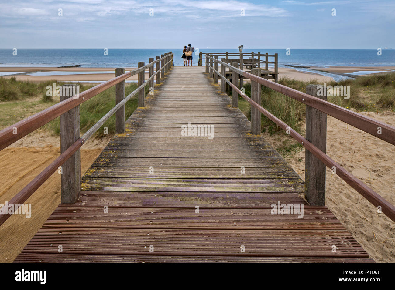 La pasarela de madera Het Wrakhout en Westende, Flandes Occidental, Bélgica Foto de stock