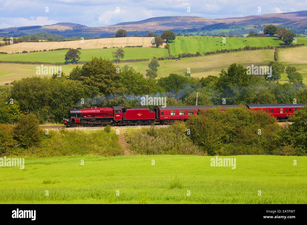 LMS Jubileo 45699 Clase Galatea. Cerca, el tren de vapor, Cumwhinton Duncowfold, liquidar a Carlisle Línea ferroviaria, Cumbria, Reino Unido. Foto de stock