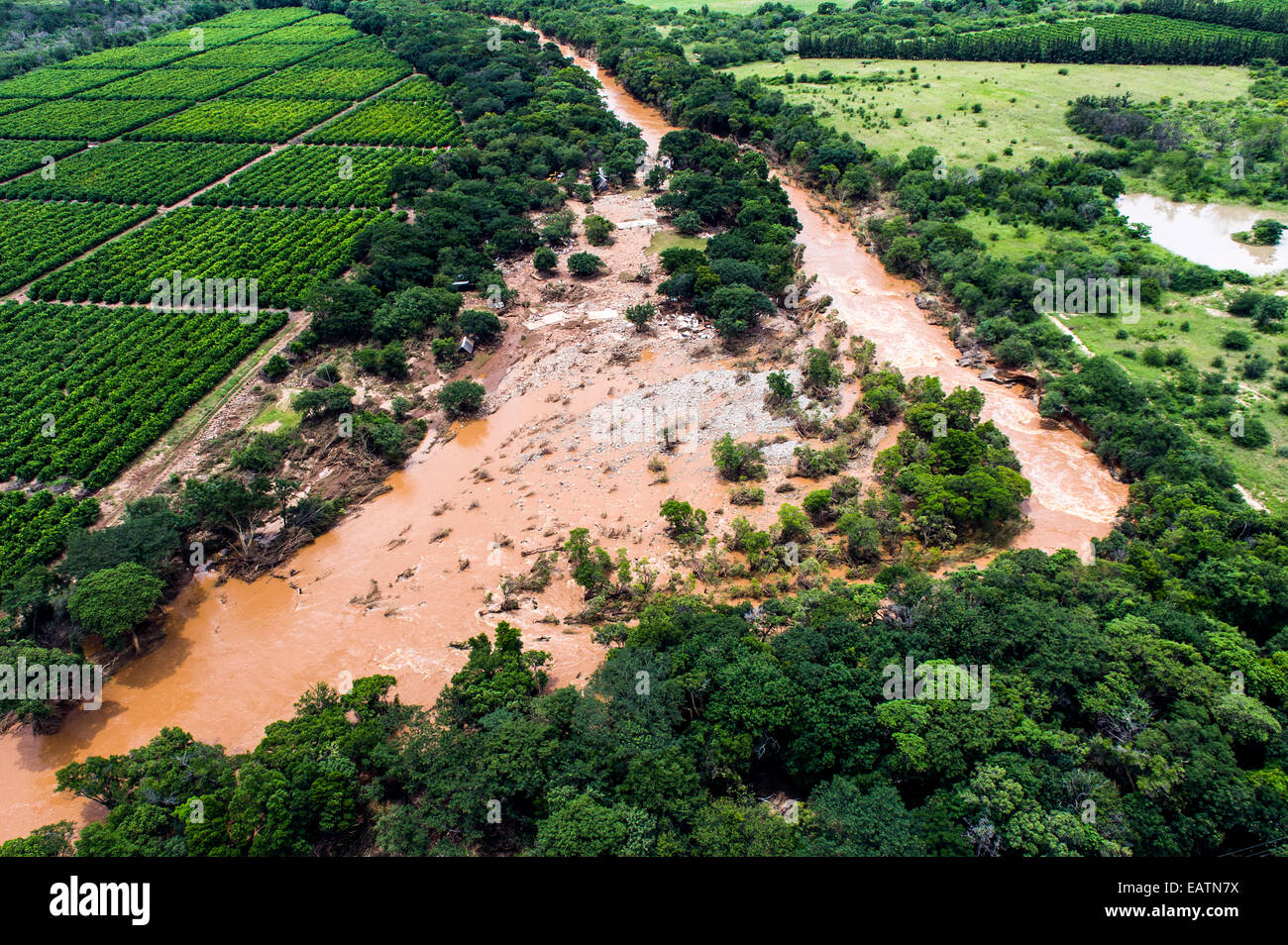 Un río inundado restrictivamente misses destruyendo cosechas agrícolas. Foto de stock