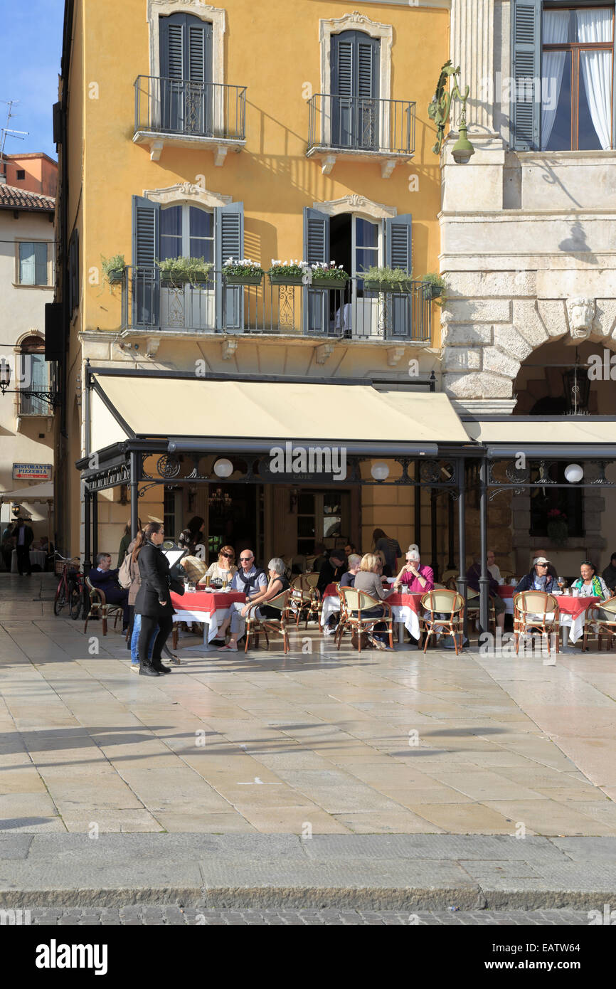 Los comensales del restaurante del pavimento en la Plazza Bra, Verona, Italia, Véneto. Foto de stock