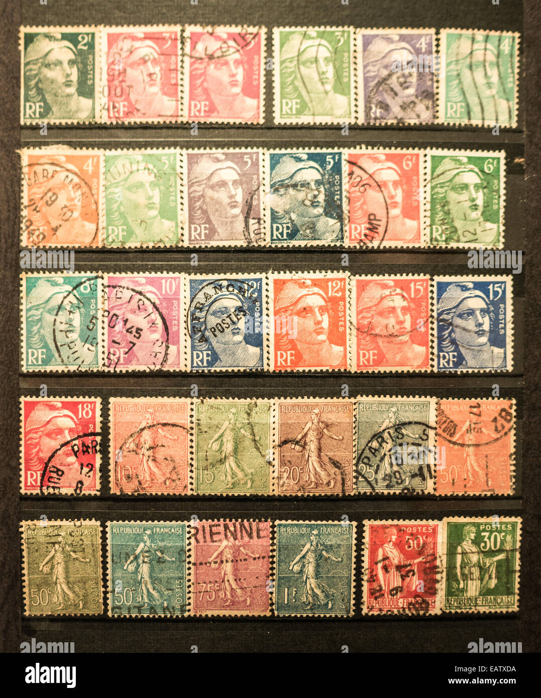 Colección de sellos franceses organizados en la página del álbum Foto de stock