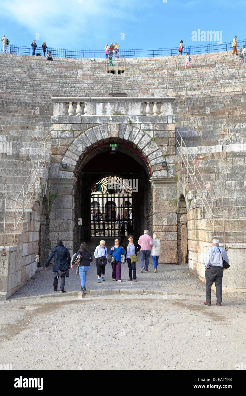 Turistas en el anfiteatro Arena, arco de entrada, Verona, Italia, Véneto. Foto de stock