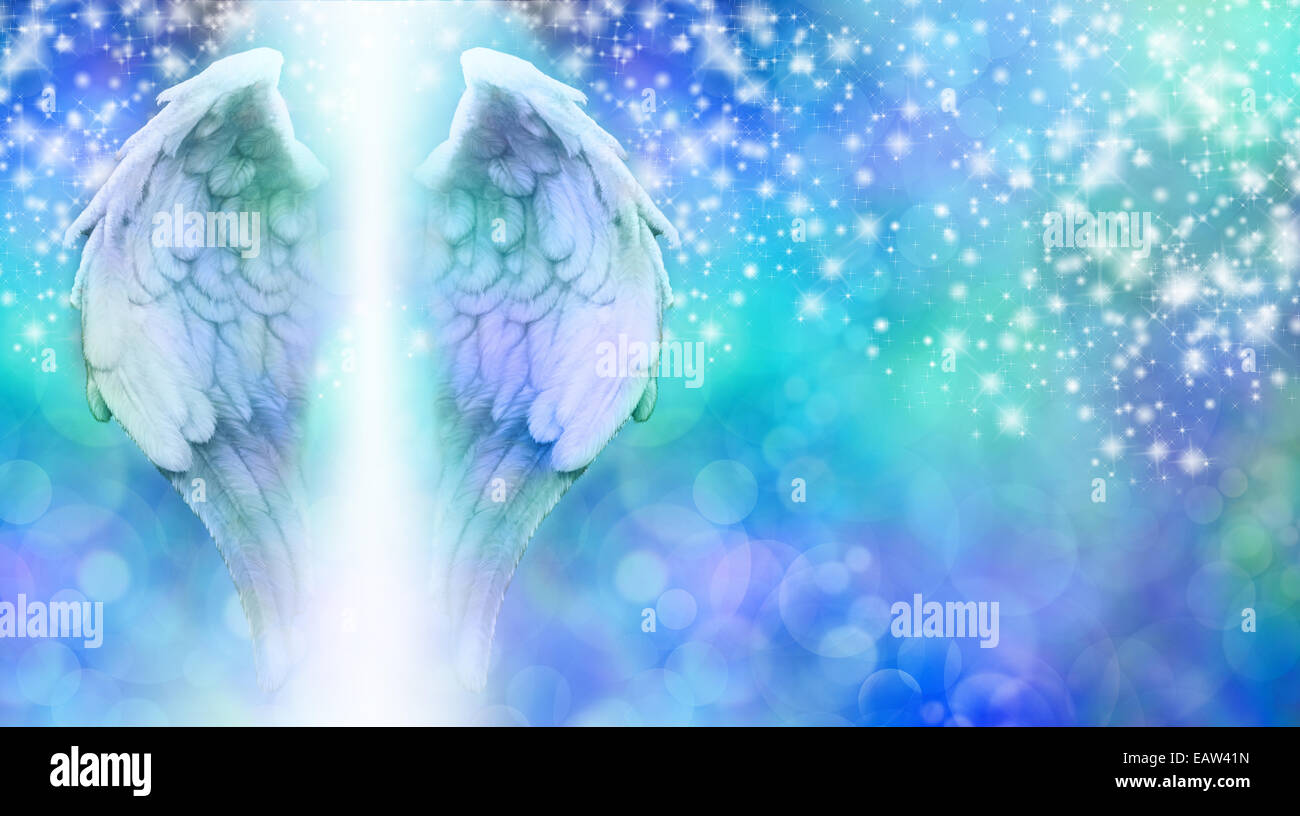 Gran par de alas de ángel en el lateral izquierdo con un eje de la luz brillante entre en un chispeante bokeh de fondo azul Foto de stock