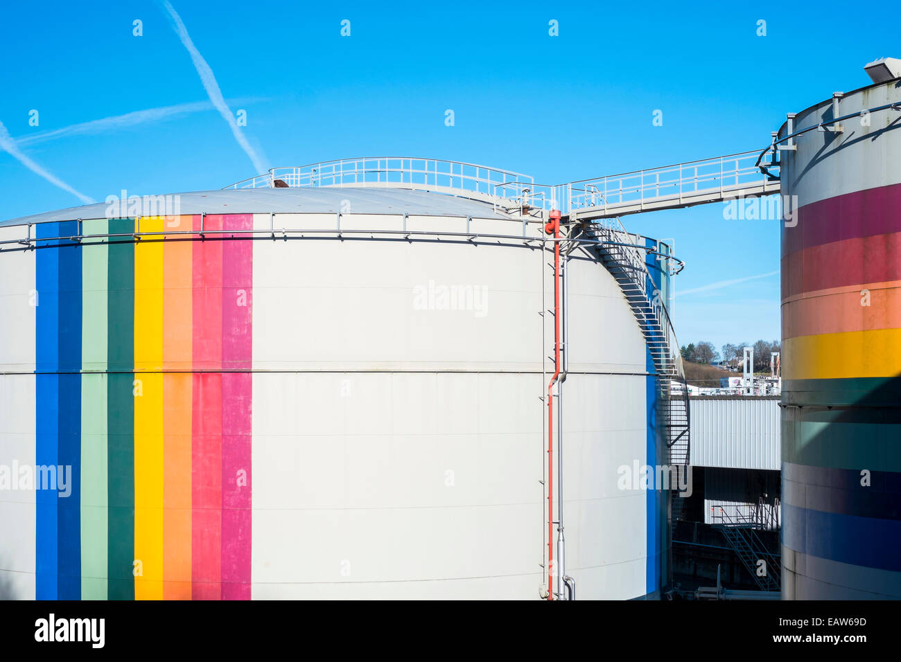 Petroquímica coloridos depósitos utilizados para almacenar líquidos de gas, La Souterraine, Departamento de la Creuse, Lemosín, Francia Foto de stock