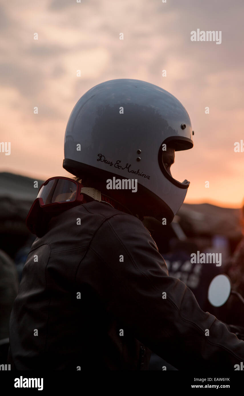 Motorbiker vistiendo un deus ex machina de cascos blancos en las ruedas de  motos personalizadas y ondas festival en Biarritz, Francia Fotografía de  stock - Alamy