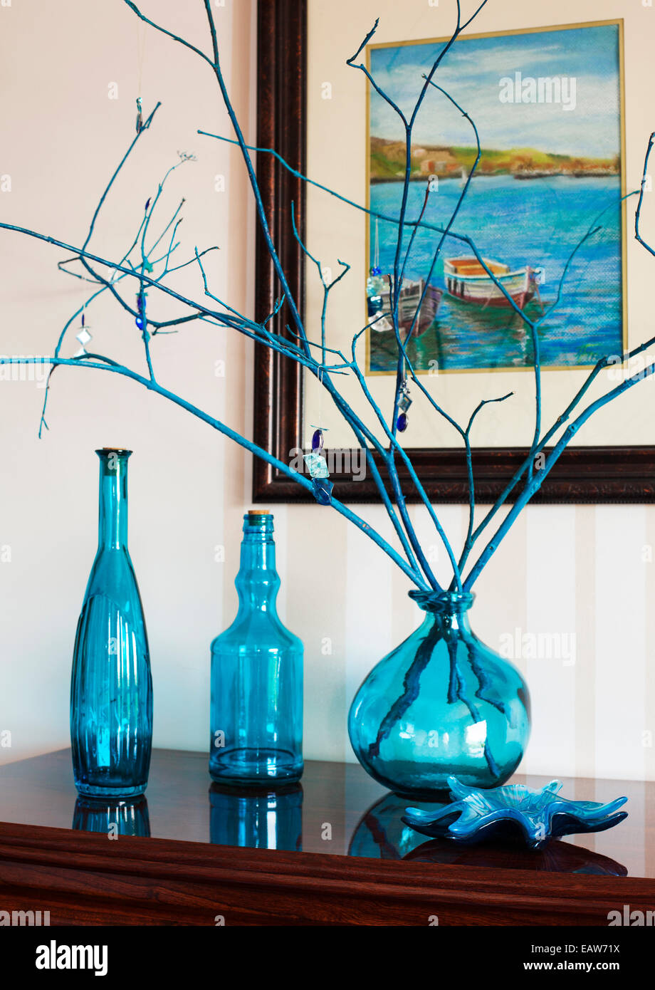 Bodegón con botellas en tonos de azul. Objetos de decoración de interiores Foto de stock