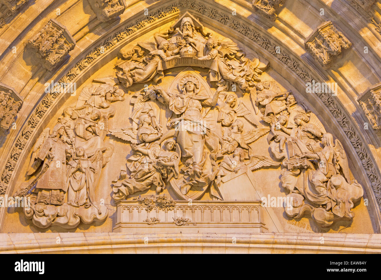 Sevilla - Asunción de la Virgen María (1877 - 1898) por Ricardo Belver en West portal principal de la Catedral de Santa María de la Sede. Foto de stock