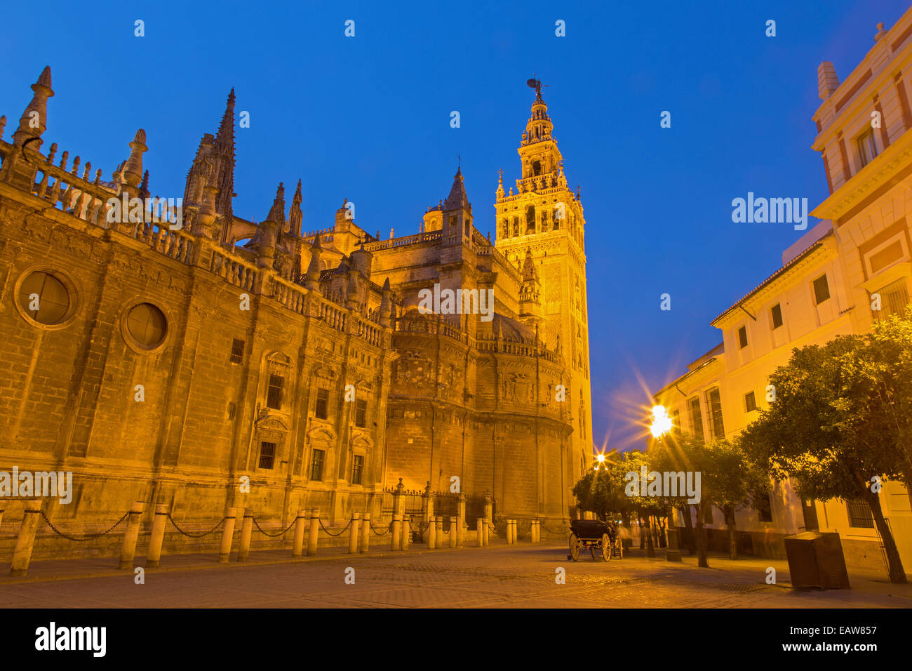 Sevilla - La Catedral de Santa María de la Sede con la Giralda en la tarde al anochecer. Foto de stock