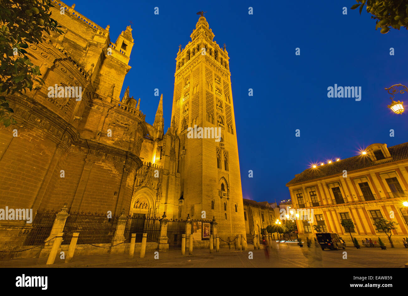 Sevilla, España - 28 de octubre de 2014: la Catedral de Santa María de la Sede con la Giralda en la tarde al anochecer. Foto de stock