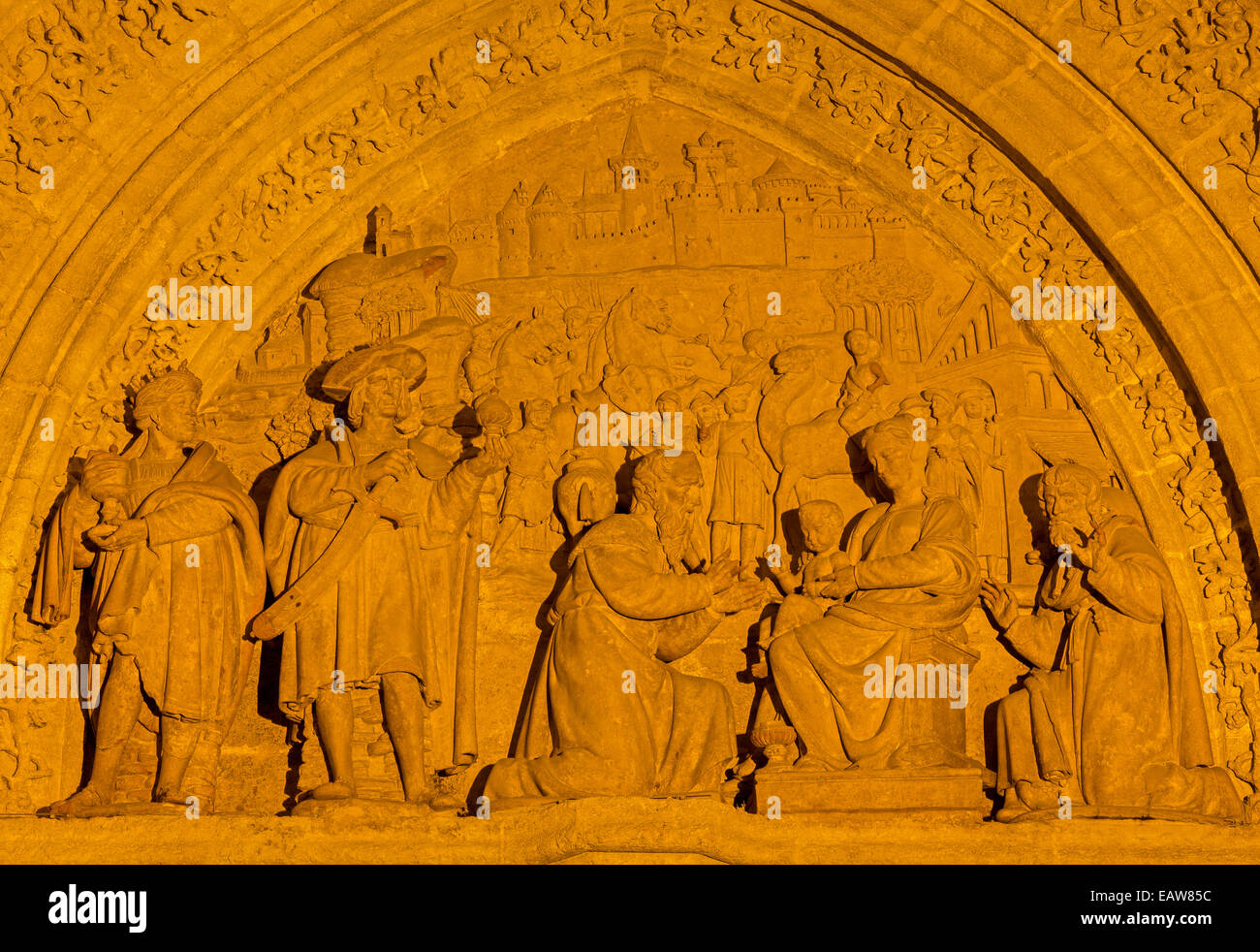 Sevilla - Los Tres Reyes Magos, escena en la puerta de los Palos en la Catedral de Santa María de la Sede Foto de stock