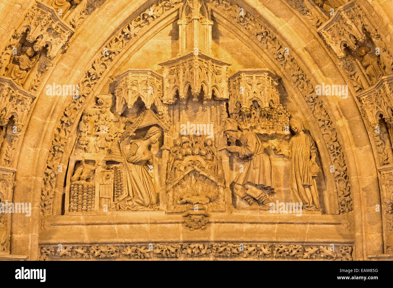 Sevilla - La escena de natividad en la Puerta San Miguel en la Catedral de Santa María de la Sede Foto de stock