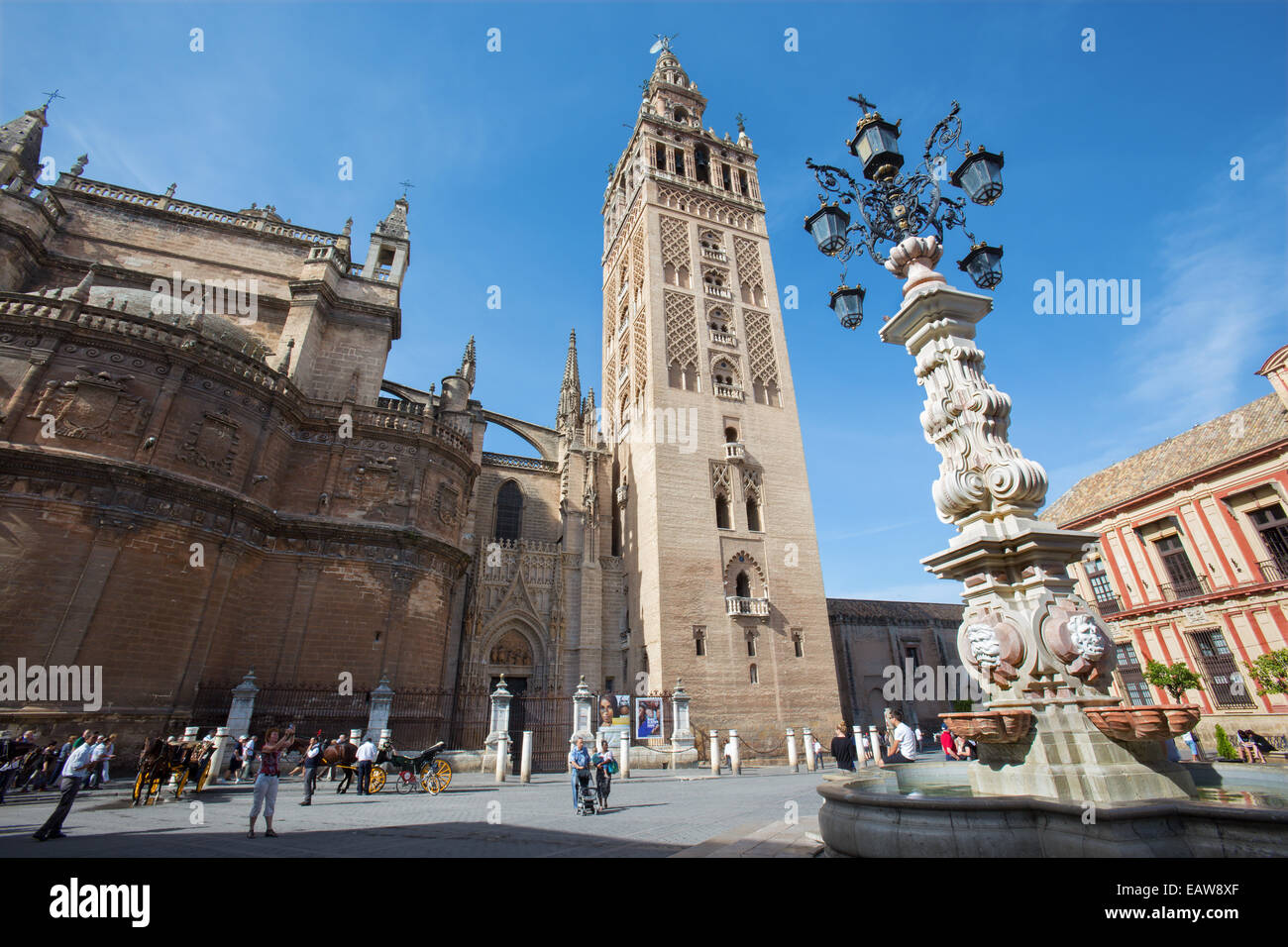 Sevilla, España - 28 de octubre de 2014: la Catedral de Santa María de la Sede de la Giralda desde la Plaza del Triumfo. Foto de stock