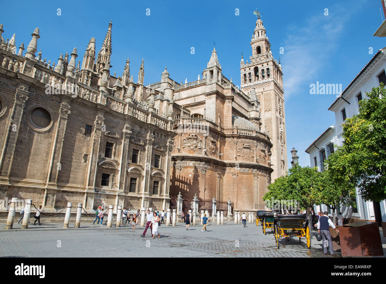 Sevilla, España - 28 de octubre de 2014: la Catedral de Santa María de la Sede con la Giralda. Foto de stock