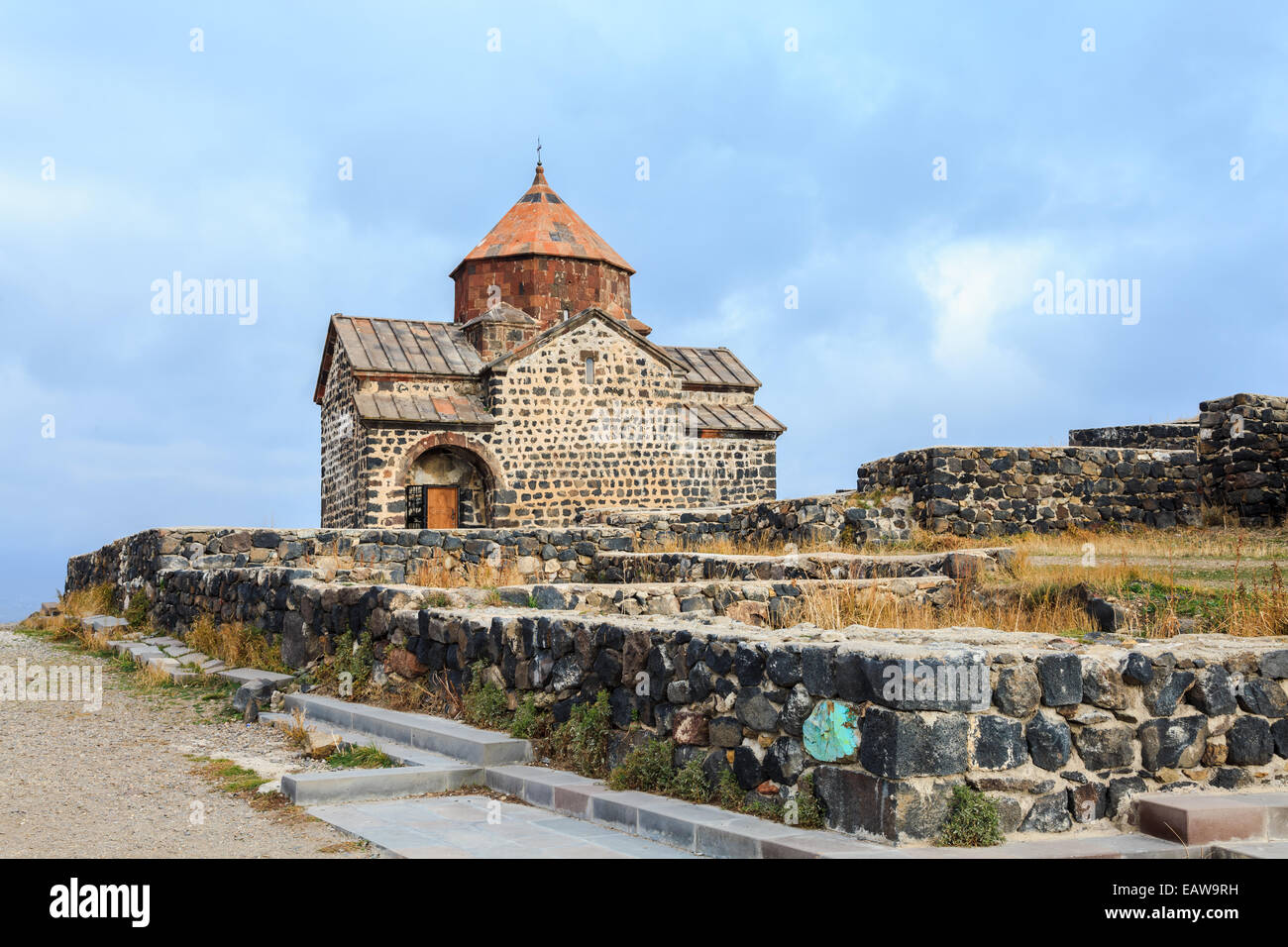 Monasterio de Sevanavank situado en la orilla del lago Sevan, en Armenia, Provincia Gegharkunix Foto de stock