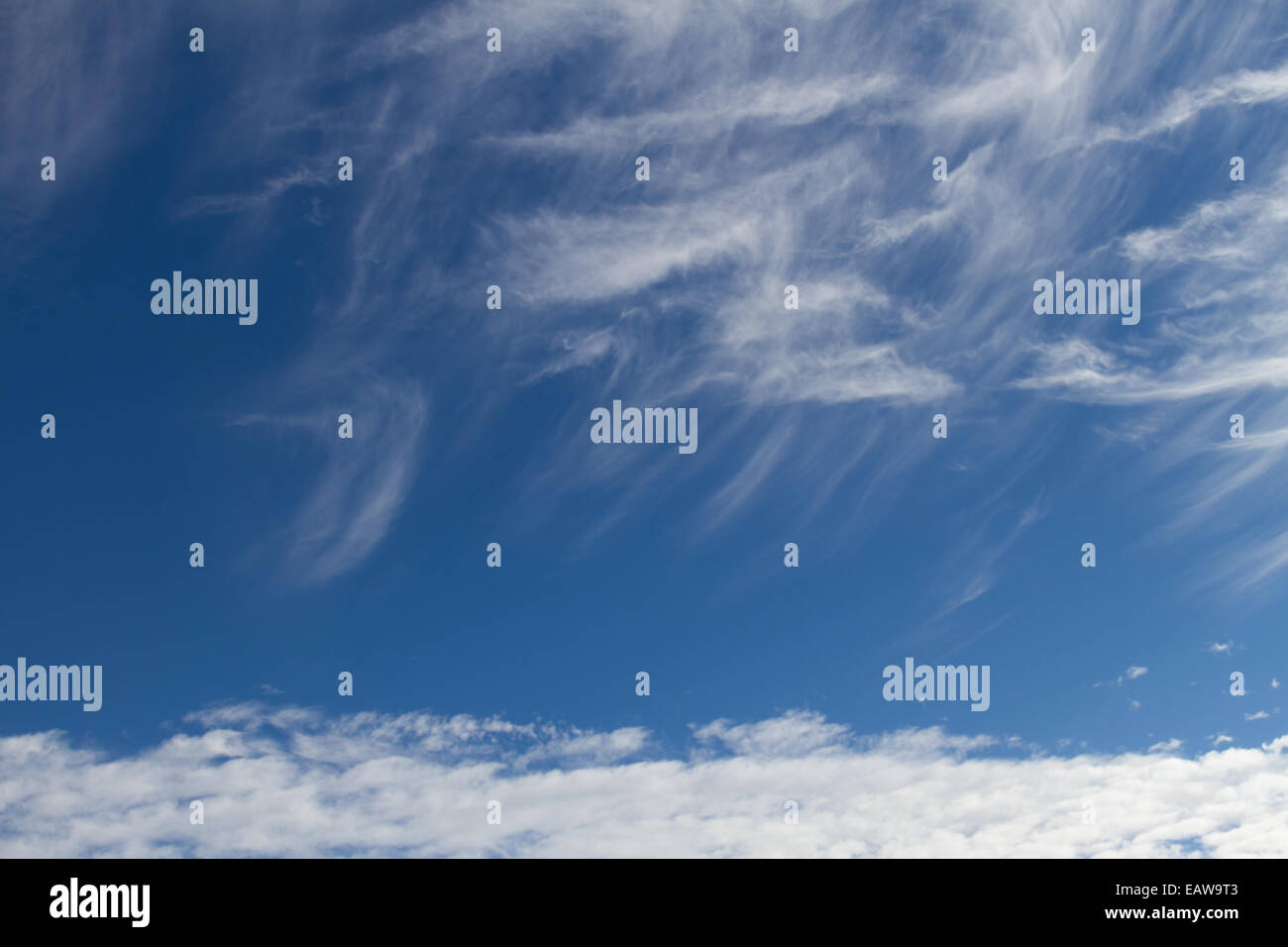 Las formaciones de nubes, contra el cielo azul brillante Foto de stock