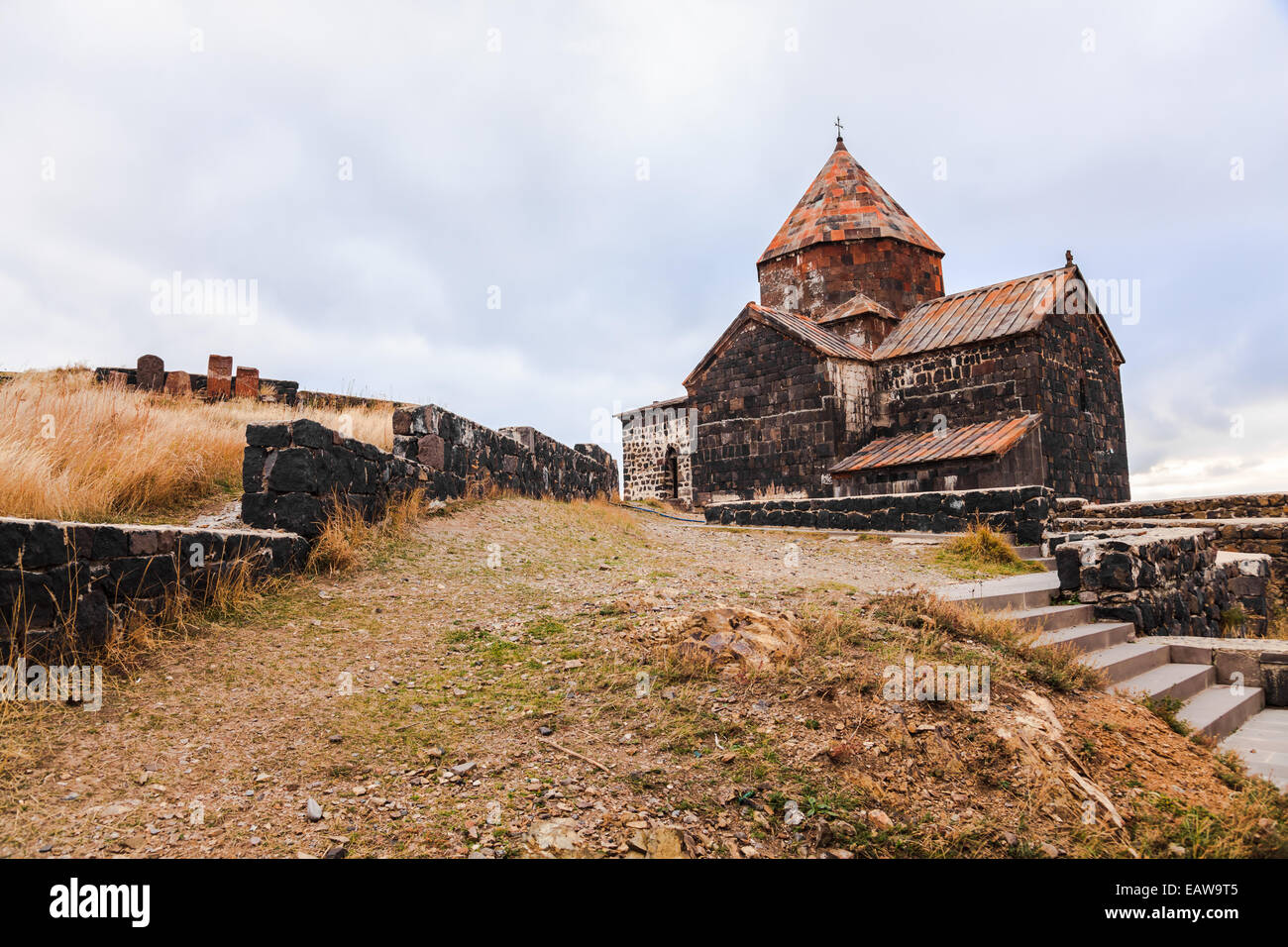 Sevanavank monasterio situado en la orilla del lago Sevan, en Armenia, Provincia Gegharkunix Foto de stock