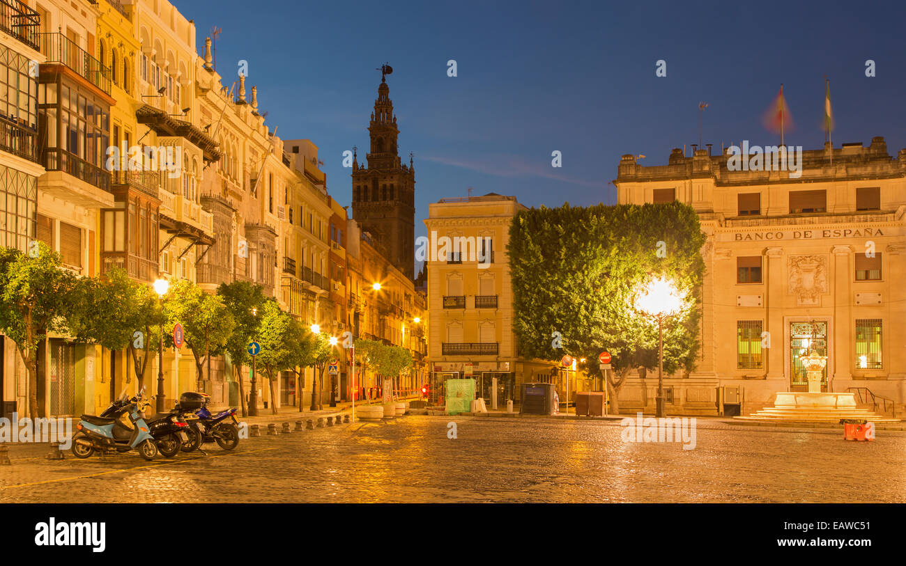 Sevilla, España - 29 de octubre de 2014: San Francisco Plaza, la Plaza de San Francisco, con la torre de la catedral en el fondo al atardecer Foto de stock