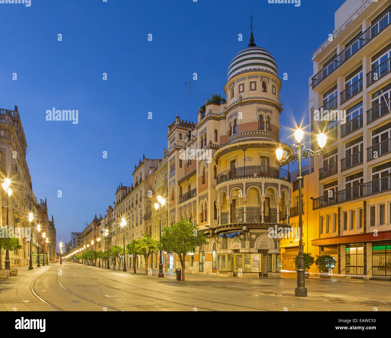Sevilla, España - 29 de octubre de 2014: El edificio de estilo neomudejar en la Avenida de la Constitución calle de mañana al anochecer. Foto de stock