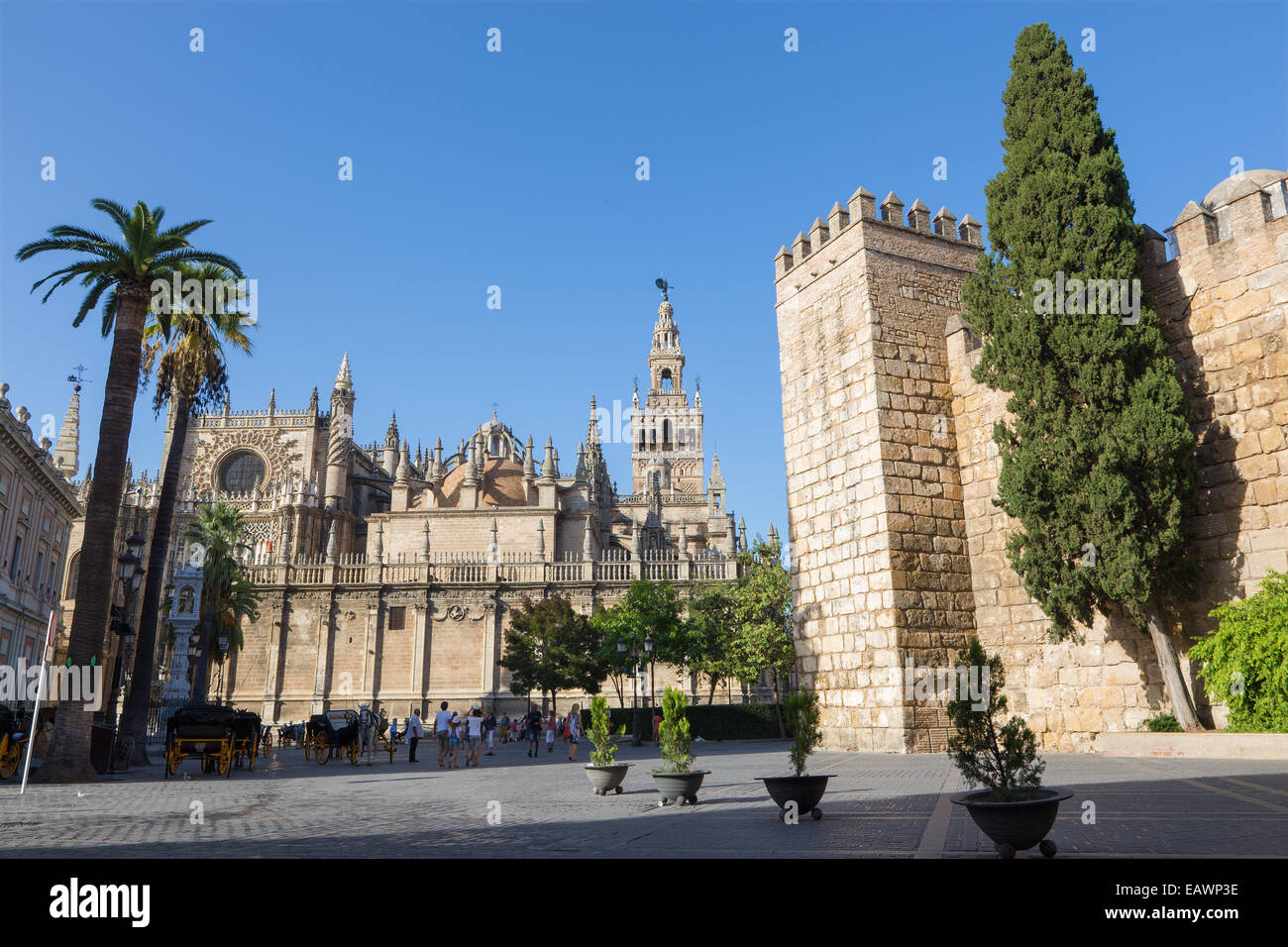 Sevilla, España - 28 de octubre de 2014: la Catedral de Santa María de la Sede con la Giralda y los muros del Alcázar. Foto de stock