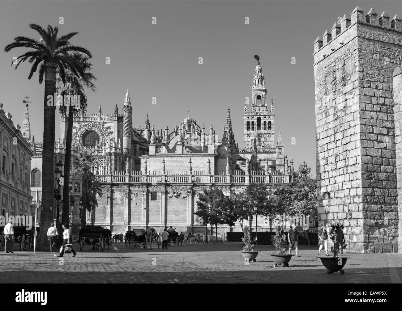 Sevilla, España - 28 de octubre de 2014: la Catedral de Santa María de la Sede con la Giralda y los muros del Alcázar. Foto de stock