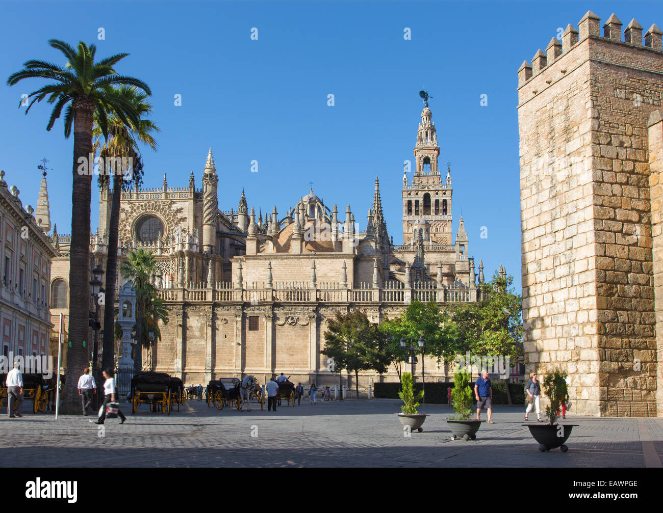 Sevilla, España - 28 de octubre de 2014: la Catedral de Santa María de la Sede con la Giralda y los muros del Alcázar. Foto de stock