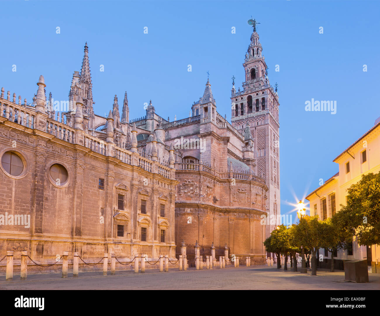 Sevilla - La Catedral de Santa María de la Sede con la Giralda en el crepúsculo matutino. Foto de stock