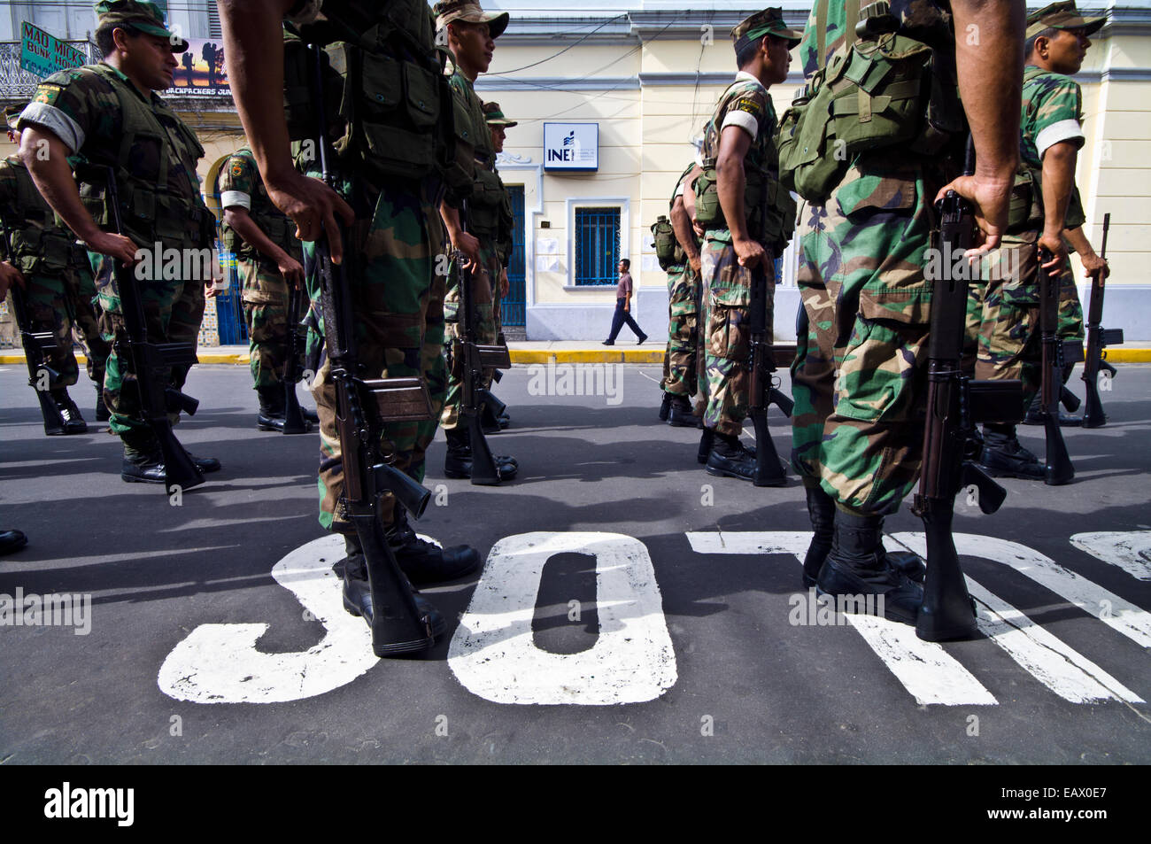Soldados del ejército en formación permanente con sus fusiles en un desfile militar en honor a los camaradas caídos. Foto de stock