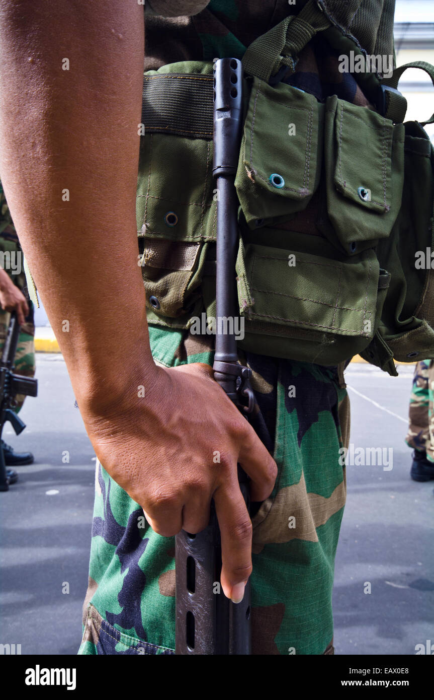 Soldados del ejército en formación permanente con sus fusiles en un desfile militar en honor a los camaradas caídos. Foto de stock