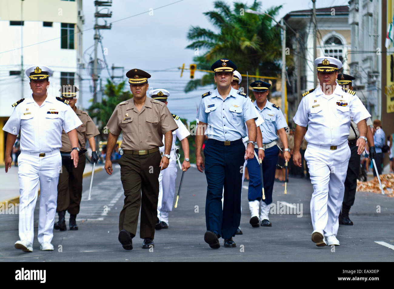 Oficiales del ejército peruano del Ejército, la Fuerza Aérea y la Armada desfile alrededor de la Plaza de Armas. Foto de stock