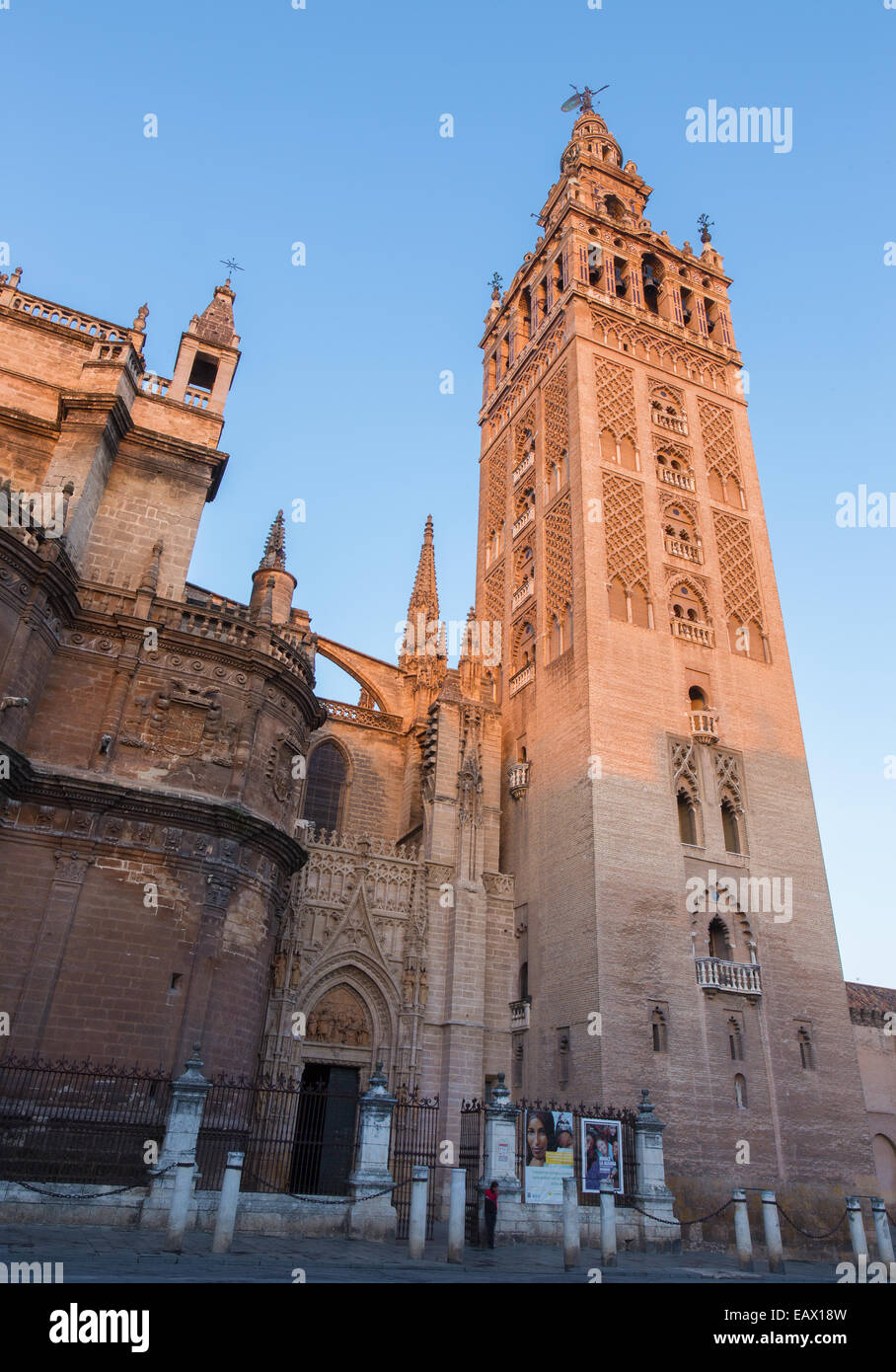 Sevilla - La Catedral de Santa María de la Sede con la Giralda en la luz de la mañana. Foto de stock