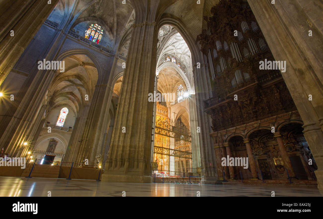 Sevilla, España - 30 de octubre de 2014: Interior de la Catedral de Santa María de la Sede. Foto de stock