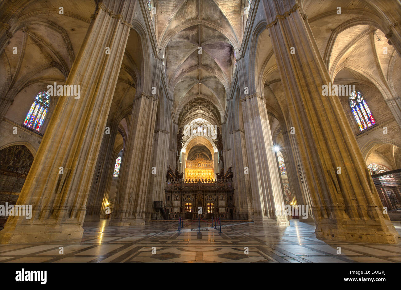 Sevilla, España - 29 de octubre de 2014: Interior de la Catedral de Santa María de la Sede. Foto de stock