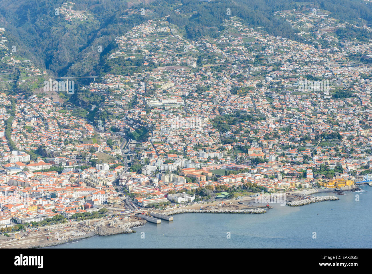 Extensa ciudad de montaña al borde del agua. Foto de stock
