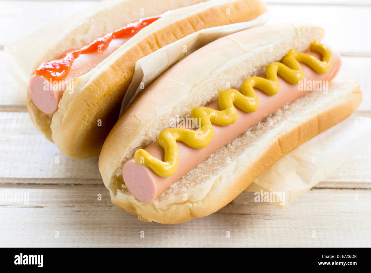 Los perritos calientes con mostaza y ketchup sobre fondo de madera,selectve focus Foto de stock