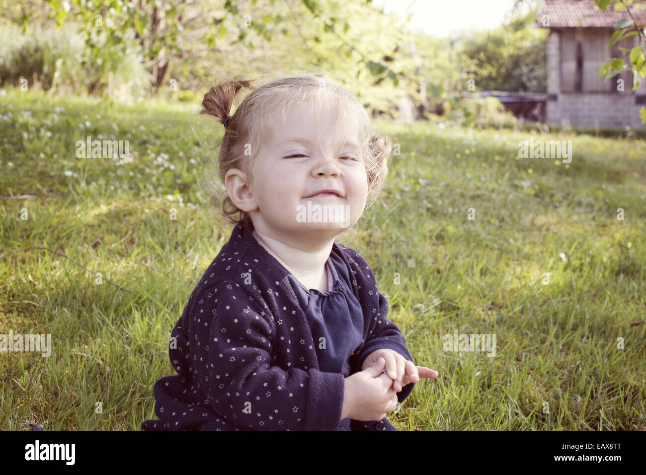 Niña sonriente al aire libre Foto de stock