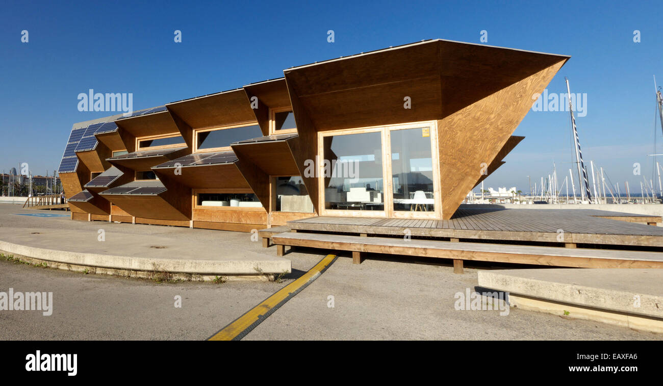 España Cataluña Barcelona Puerto Olímpico la energía solar casa de madera Foto de stock