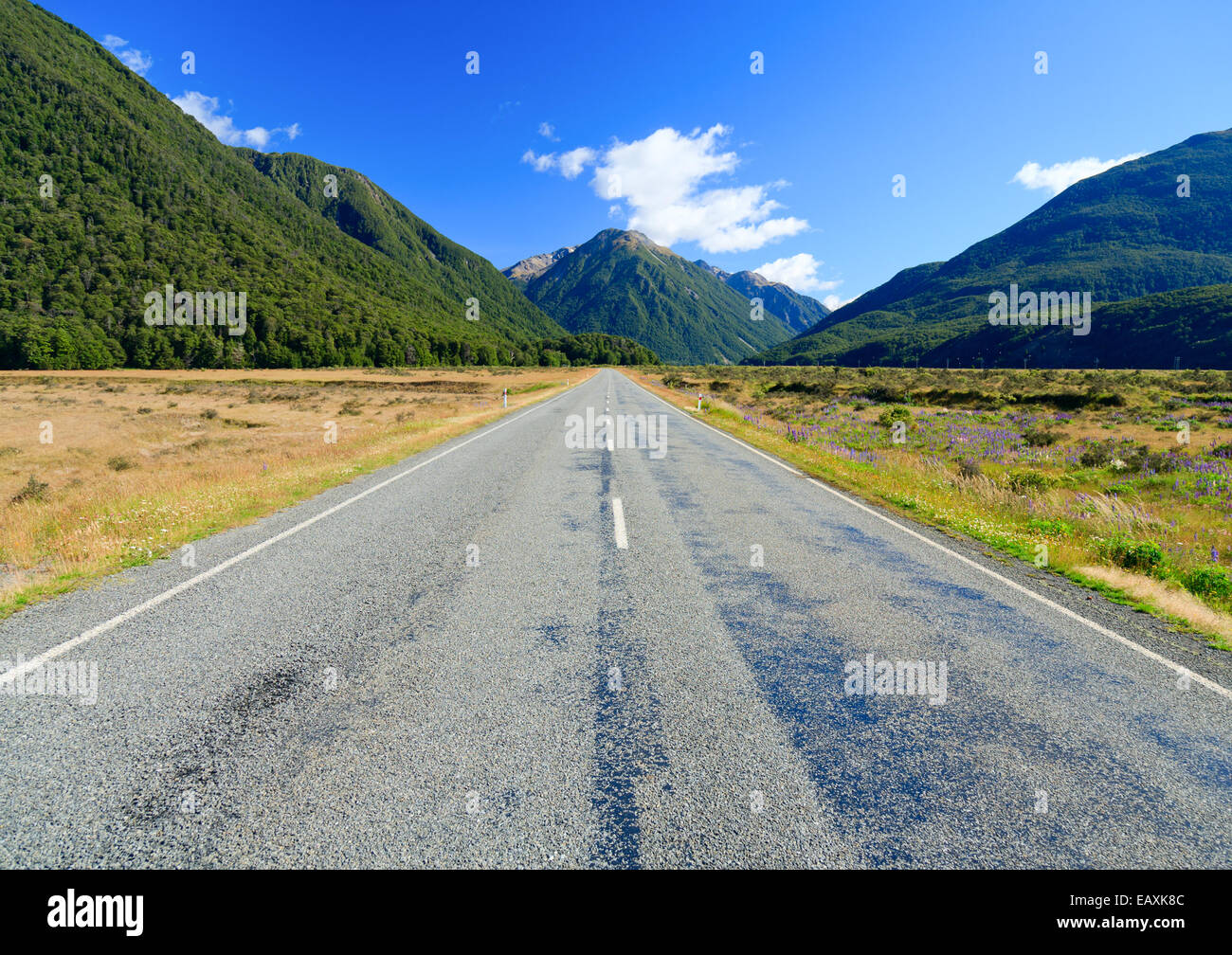 Pintoresca carretera de montaña en los Alpes del sur de la Isla del Sur de Nueva Zelanda Foto de stock